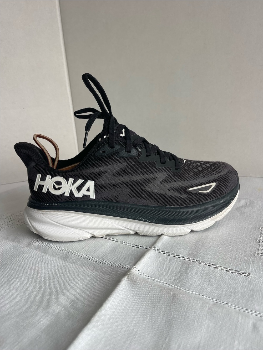 Hoka Women's Clifton 9 Black and White Running Sneakers - Size 8.5 B